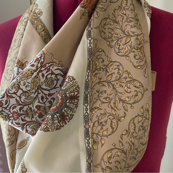 The Rack women square beige floral vintage head scarf. Used condition. - Picture 2 of 12